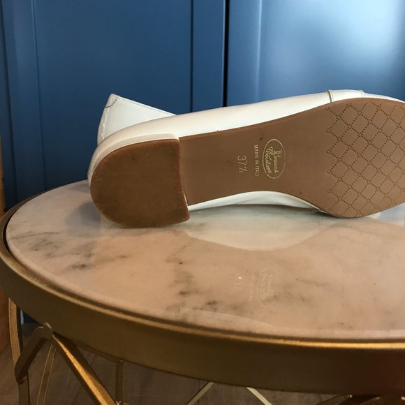 BROWNS WHITE LEATHER FLAT WITH GOLD BUCKLE - Picture 4 of 4